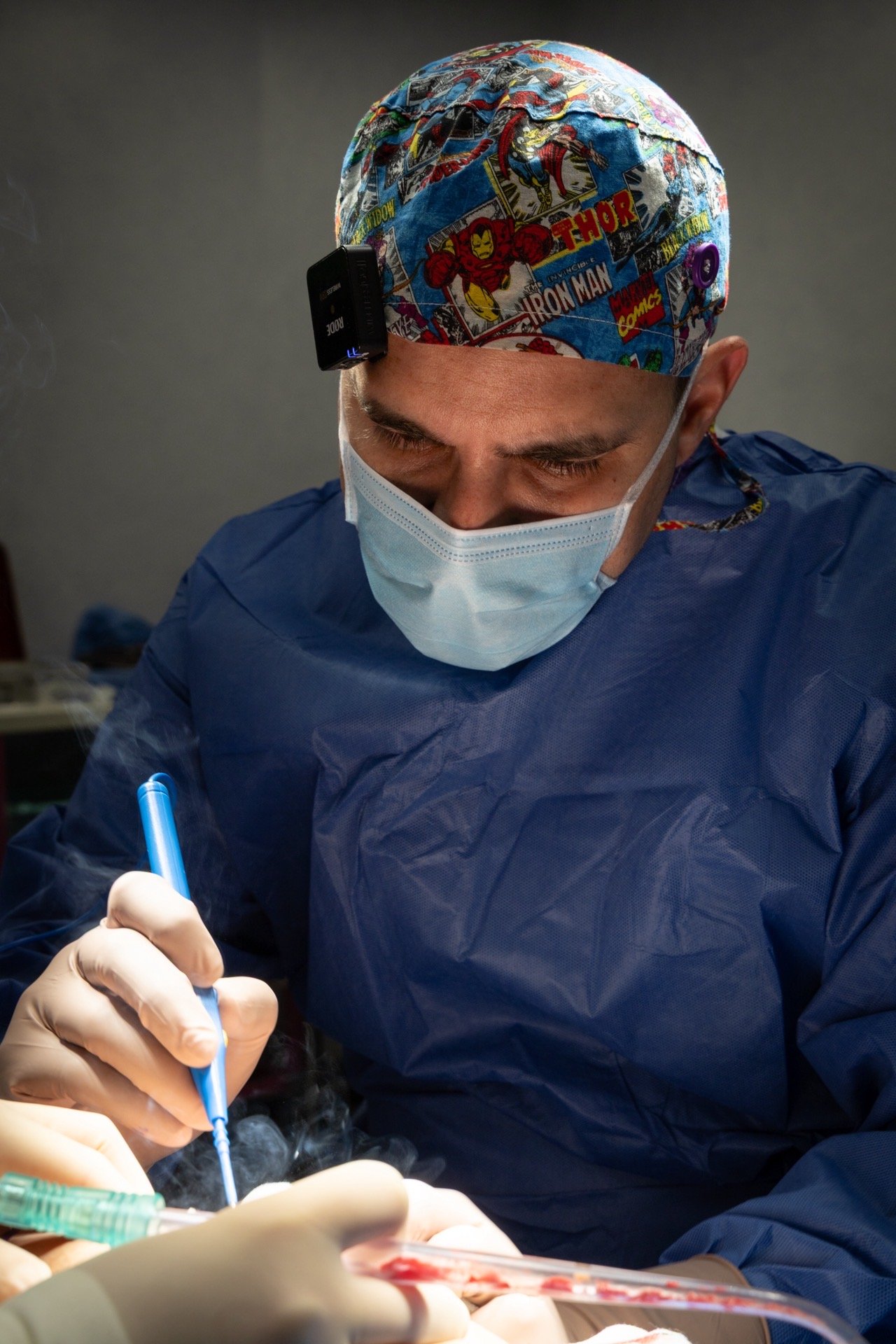 Cirugía plástica — Dr. Caicedo en quirófano